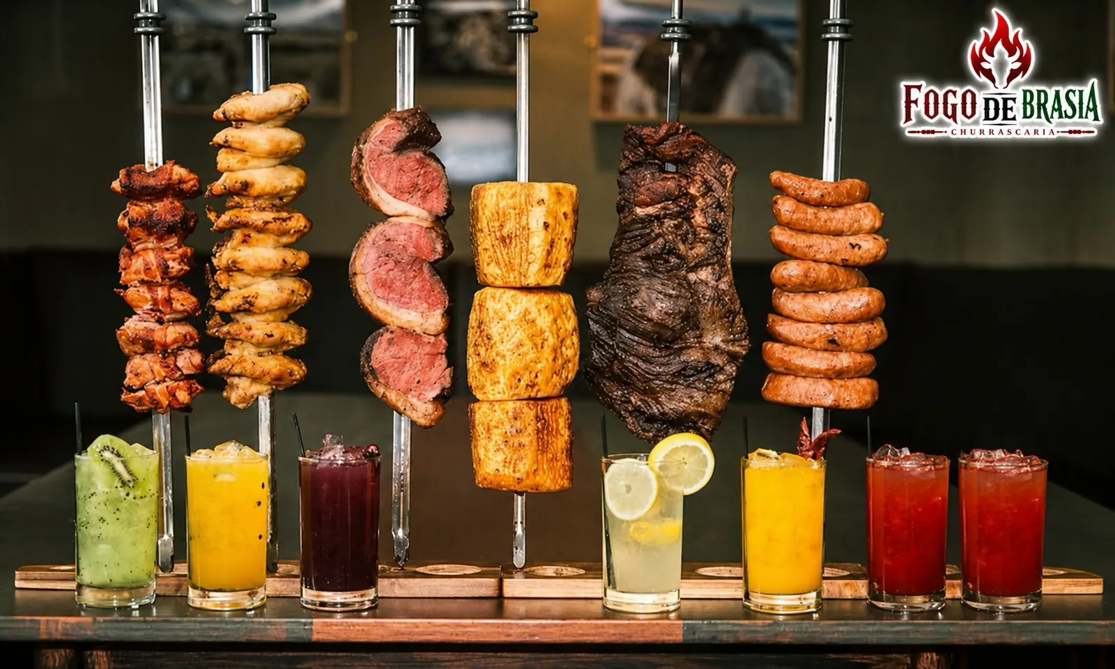 ピッカーニャや焼きチーズなど6種類のシュラスコとブラジル産フルーツドリンクの並び