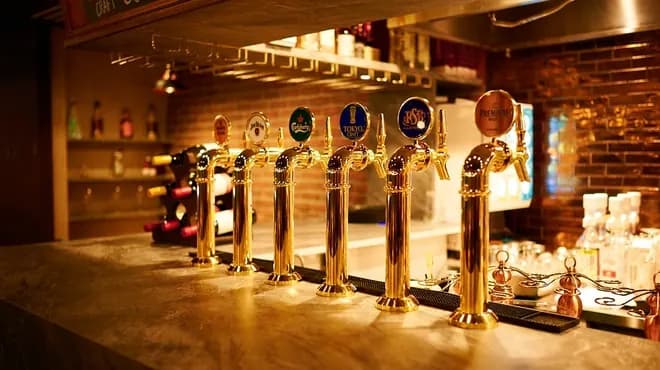 カウンターに並ぶゴールドのビールサーバー