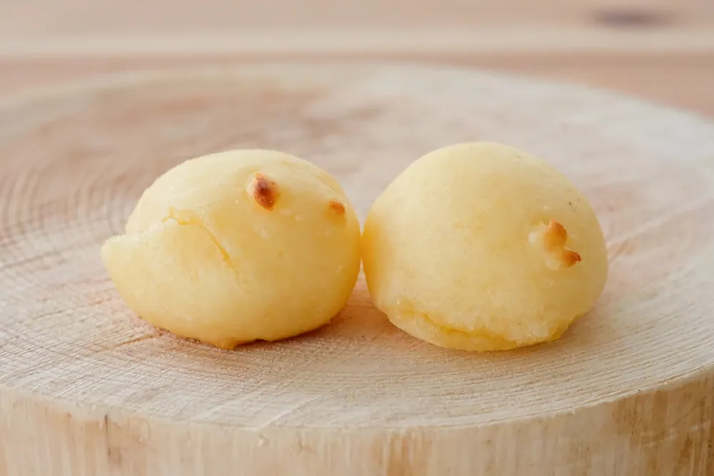 焼きたてのブラジル定番チーズパン、ポンデケージョ