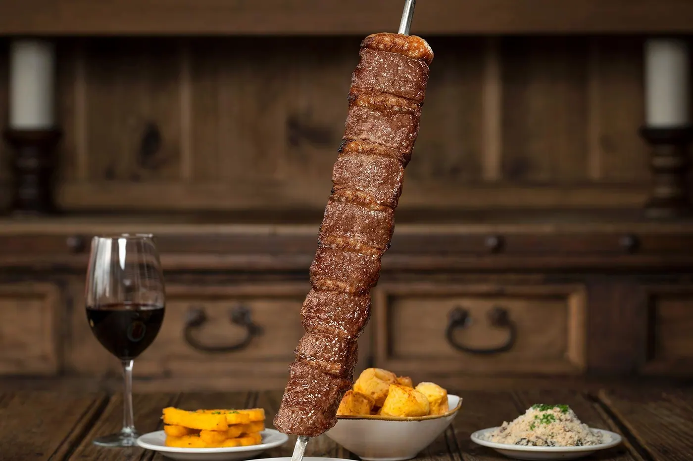 テーブルに並んだシュラスコの串とブラジル料理の付け合わせ